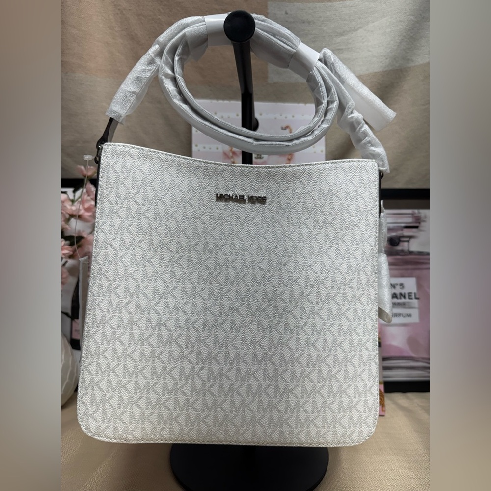 NWT $348 MSRP Michael Kors White Crossbody Bag with Silver Hardware - Picture 5 of 7